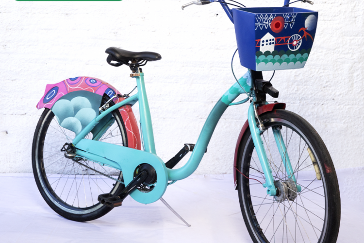 Bicicleta personalizada pelo artista visual Neto Sousa