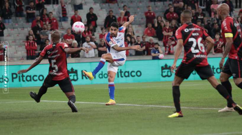 Athletico-PR e Fortaleza se enfrentaram em jogo válido pela 30ª rodada do Brasileirão. Na imagem, Caio Alexandre na disputa de bola. 