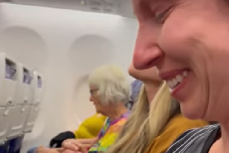 Mulher vence luta contra câncer de mama e é homenageada em voo