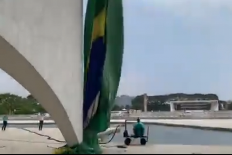 Bandeira nacional instalada por Bolsonaro no Palácio do Planalto não resiste aos ventos de até 60km/h e rasga 