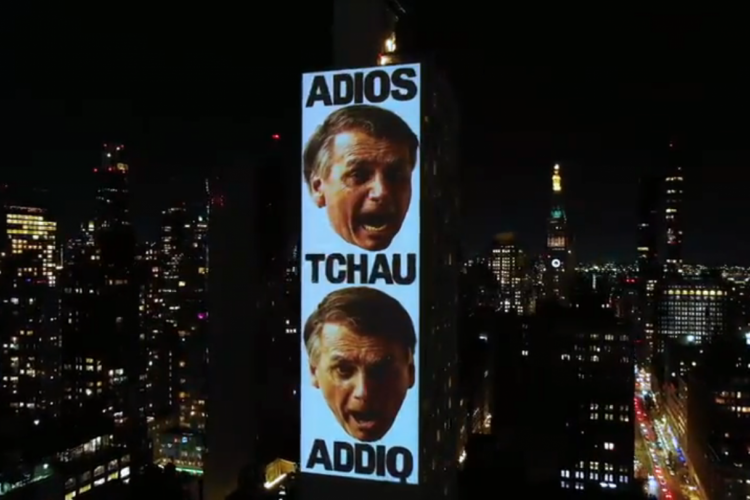 Intervenção contra o atual presidente Jair Bolsonaro (PL) projetada no Hotel Hilton, em Nova York