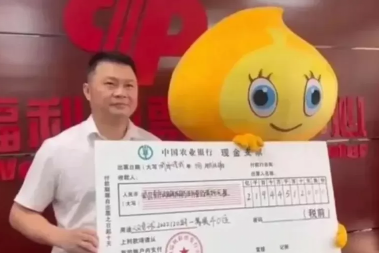 Homem ganha R$ 153 milhões na loteria e vai buscar fortuna fantasiado para que sua família não descubra