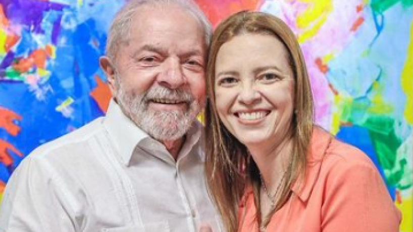 O presidente eleito, Luiz Inácio Lula da Silva (PT) e Janaína Farias (PT), segunda suplente de Camilo Santana para o Senado Federal.