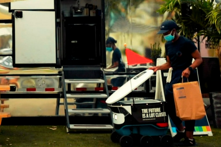 Robô autônomo de delivery da empresa cartken