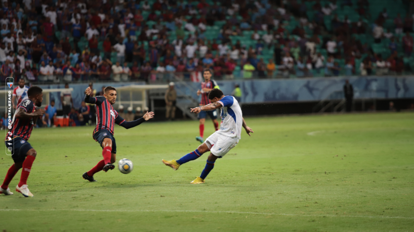 Romarinho, do Fortaleza, chutando de fora da área para marcar contra o Bahia