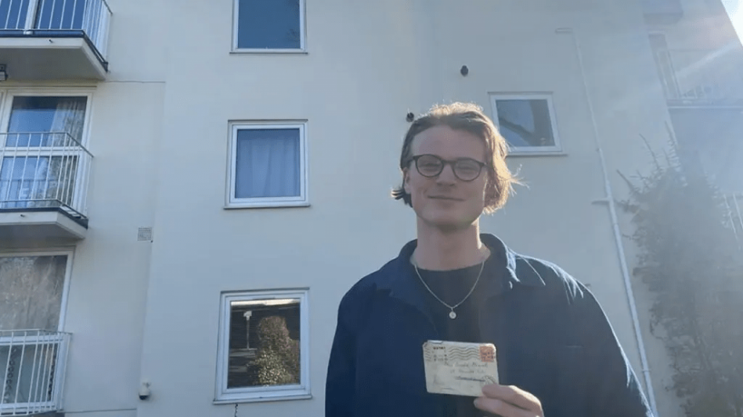 Finlay Glen segura a carta atrasada que chegou a sua propriedade