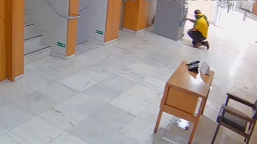 Homem é flagrado forçando entrada de caixa eletrônico durante ataques golpistas do 8 de janeiro