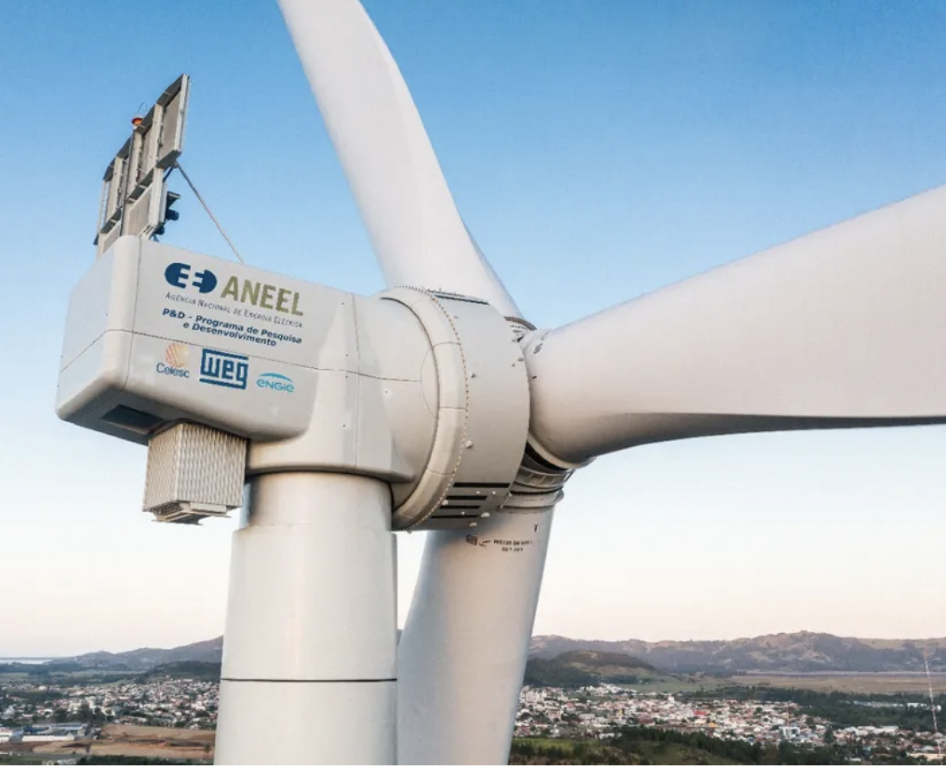 Fundada em 1961, a WEG é uma empresa global de equipamentos eletroeletrônicos, que atua no setor de bens de capital com foco em motores e acionamentos elétricos, redutores, geradores e transformadores de energia, produtos e sistemas para eletrificação, automação e digitalização (Foto: DIVULGAÇÃO WEG)