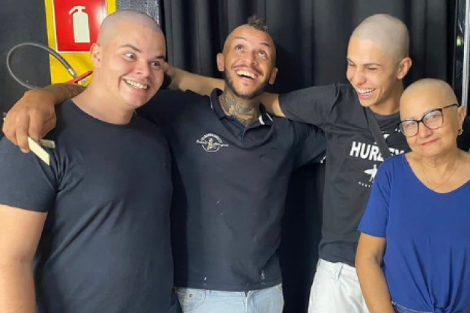 Fernando Brito, Carlos Ferreira, Guilherme Magalhães e dona Cláudia, em ordem, após rasparem o cabelo