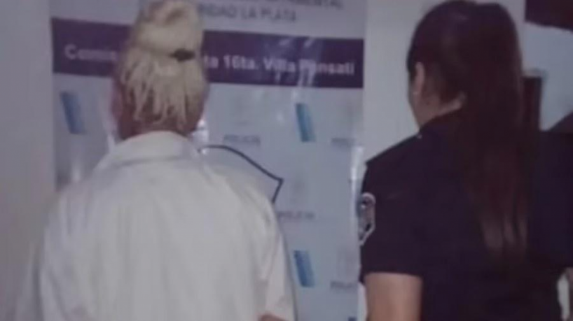 Mulher acorrenta namorado por medo de traição após impor 