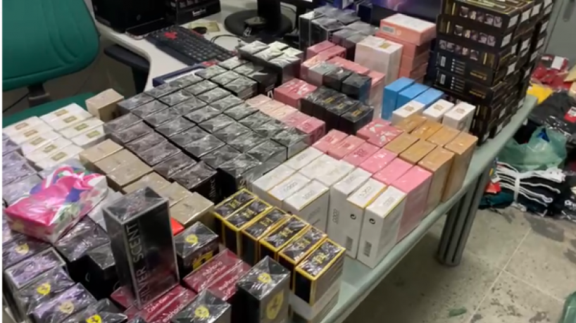 Entre os produtos falsificados, estavam perfumes e chinelas