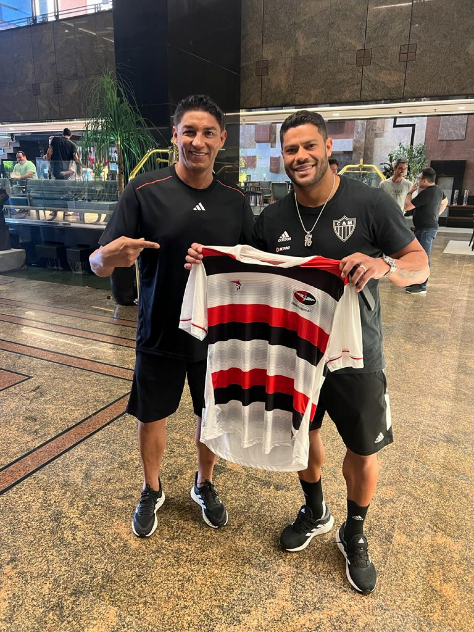 Jardel e Hulk posam com camisa do Ferrovi&aacute;rio(Foto: Ferrovi&aacute;rio / Divulga&ccedil;&atilde;o)