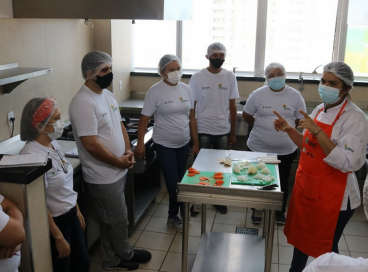 A Escola de Gastronomia Social Ivens Dias Branco trabalha a soberania alimentar e a  gastronomia social, qualificando grupos vulneráveis socialmente no ramo da cozinha enquanto mostra o alimento como uma ferramenta de transformação social 