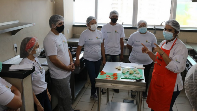 A Escola de Gastronomia Social Ivens Dias Branco trabalha a soberania alimentar e a  gastronomia social, qualificando grupos vulneráveis socialmente no ramo da cozinha enquanto mostra o alimento como uma ferramenta de transformação social