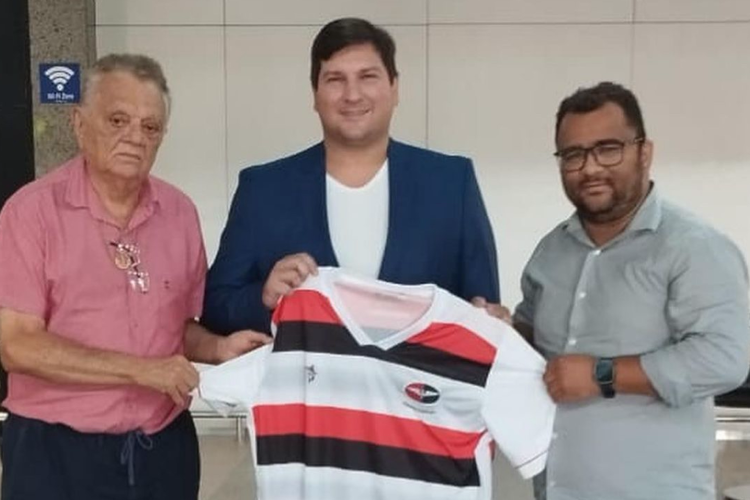 Técnico do Ferroviário, Matheus Costa, ao lado dos diretores Valmir Araújo e Raul Santos