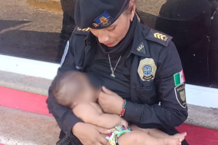 Policial amamenta bebê que não comia há um dia após furacão em Acapulco, no México