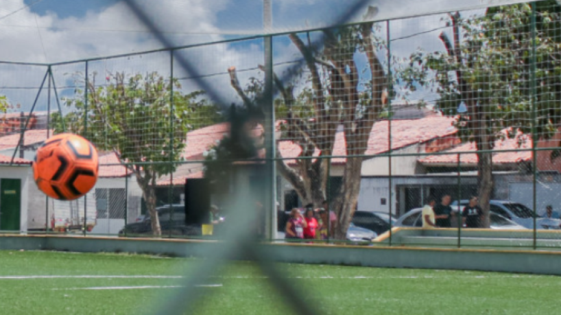 FORTALEZA, CEARÁ, BRASIL 25-11-2023: Fotos: Entrega da Escola Areninha Lagoa do Catão. Algumas árvores do entorno foram alvo da chamada "poda radical" (Foto: Yuri Allen/Especial para O Povo)