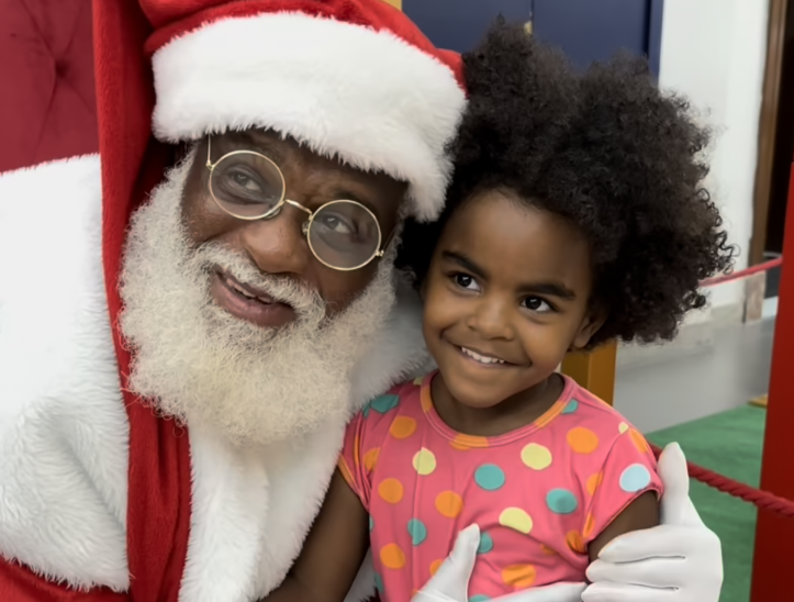 Menina se emociona ao ver Papai Noel negro em Shopping de SP 