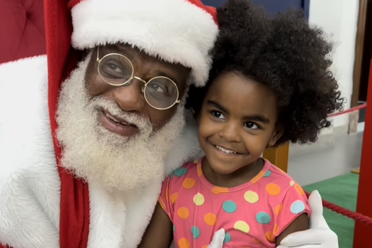 Menina se emociona ao ver Papai Noel negro em Shopping de SP