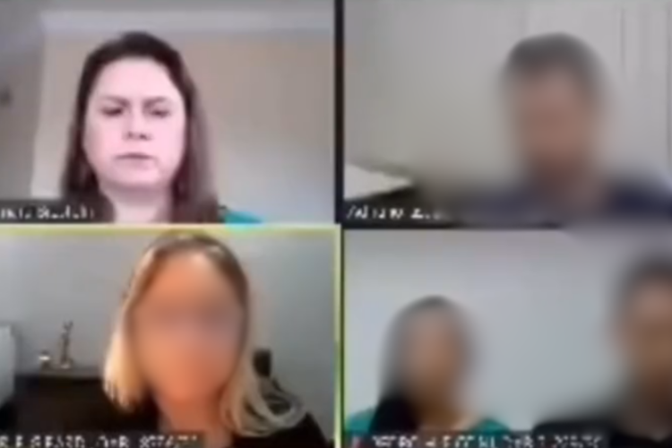 Ju&iacute;za &eacute; suspensa ap&oacute;s obigar testemunha a falar &lsquo;O que a senhora deseja, excel&ecirc;ncia?&rsquo;, em Santa Catarina