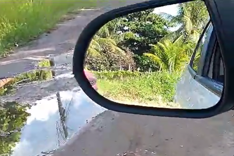 Rua esburacada no bairro Jos&eacute; Walter