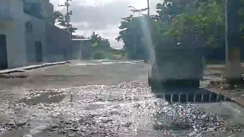 Rua esburacada no bairro José Walter
