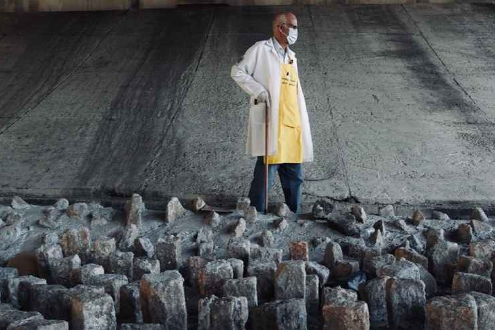 Em 2021, Júlio Lancellotti ajudou a destruir a marretadas pedras sob um viaduto paulista que impedia o uso do espaço por pessoas em situação de rua(Foto: Júlio Lancellotti / Instagram)