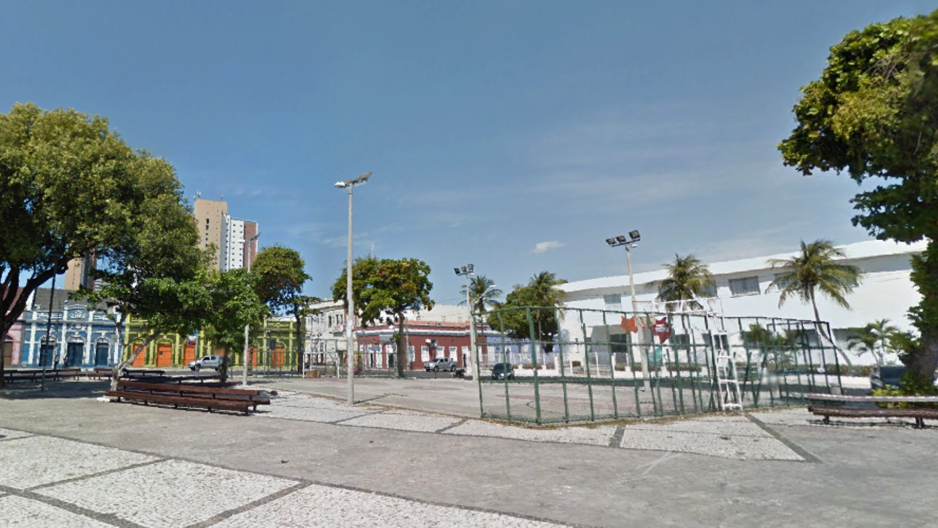 Praça Almirante Saldanha, no Centro Dragão do Mar, é novo pivô de disputa entre Prefeitura e Governo do Ceará (Foto: Google Street View /Reprodução)