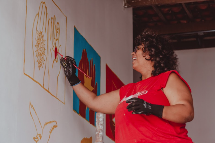 Dhiovana Barroso atua profissionalmente na arte há 10 anos, transitando por diversas técnicas, como murais, quadrinhos e telas
