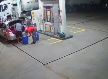 Homem abastece galões com gasolina em posto e foge sem pagar 