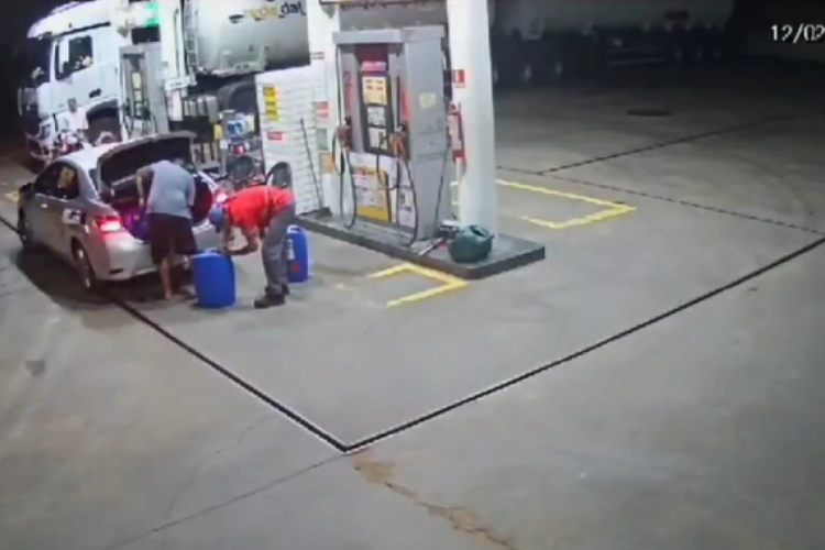 Homem abastece galões com gasolina em posto e foge sem pagar