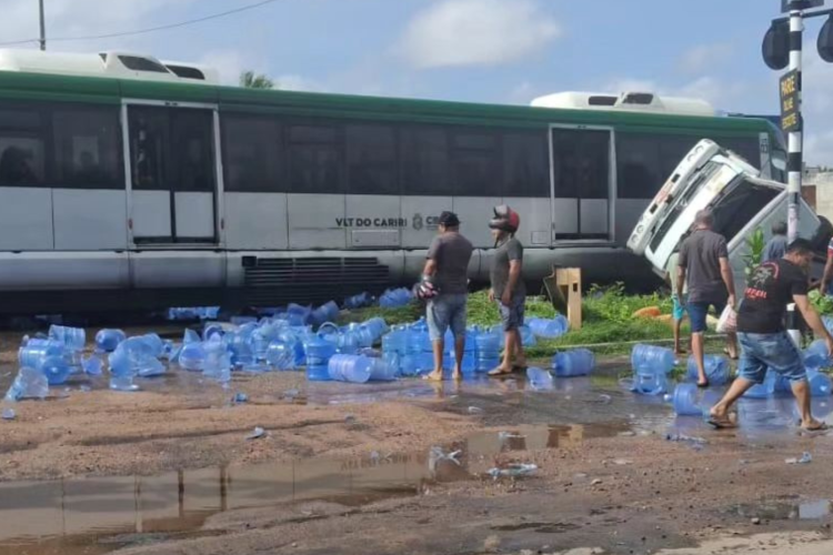 Moto colide com VLT em Juazeiro do Norte; ninguém ficou ferido
