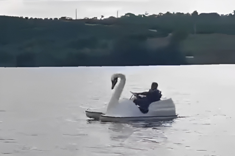 PM usa pedalinho para prender homem que pulou em lagoa para fugir no Espírito Santo