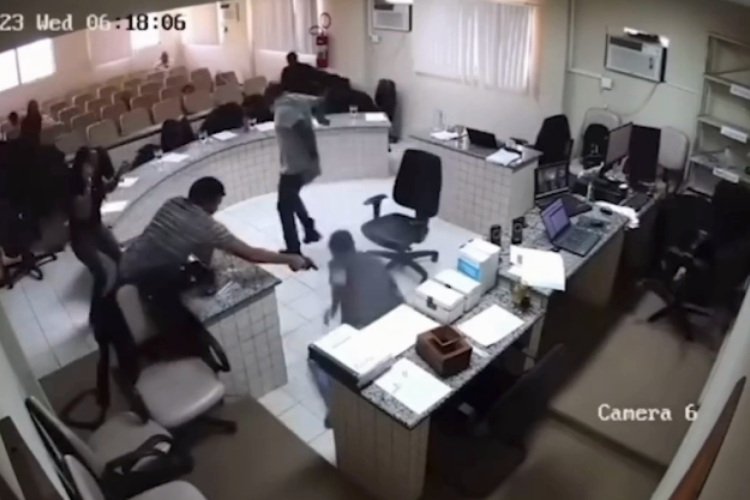 Câmeras de segurança captaram o momento em que um homem invade julgamento para atirar em réu 