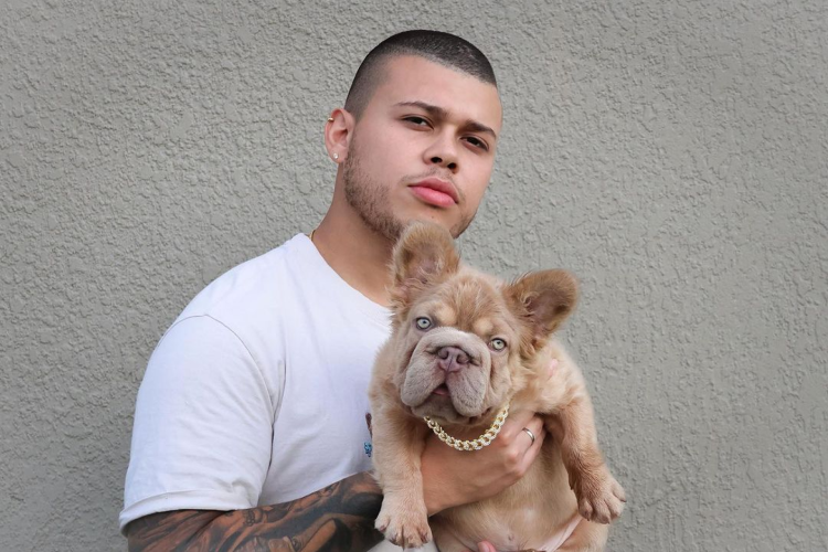 Julian Montoya é tutor do cão Rope Daddy, considerado o mais valioso do mundo e avaliado em mais de R$ 600 mil.