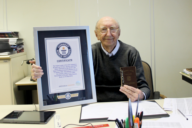 Walter Orthmann foi laureado pelo Guinness em 2018 como a pessoa que mais passou tempo no mesmo emprego. Desde então, a cada ano, ele quebra o próprio recorde. 