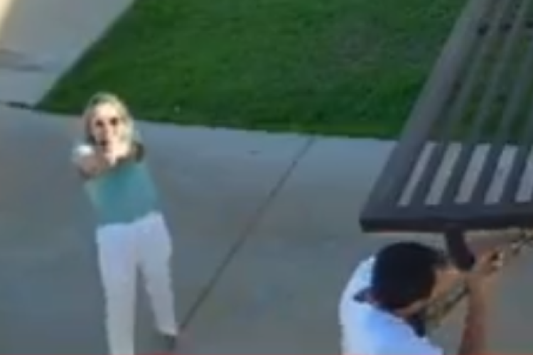 suspeita de matar dois idosos sorriu e apontou arma para câmera de segurança antes de fugir
