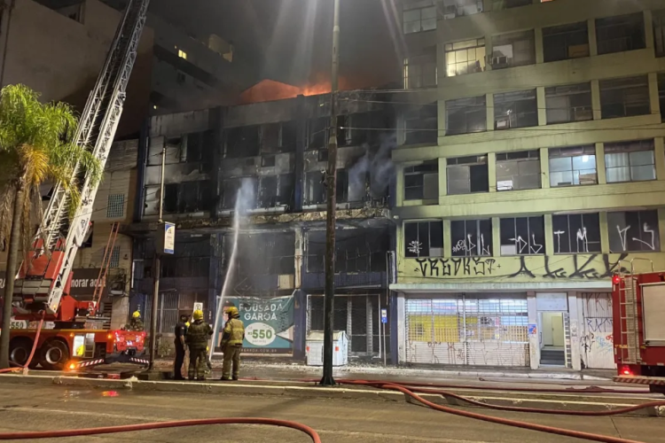 Incêndio em pousada deixa dez mortos e onze feridos, em Porto Alegre
