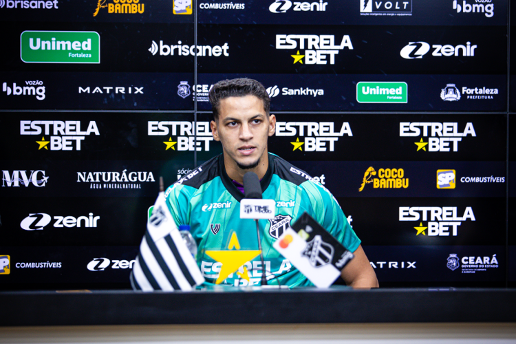 Novo goleiro do Ceará, Maycon Cleiton, em apresentação oficial