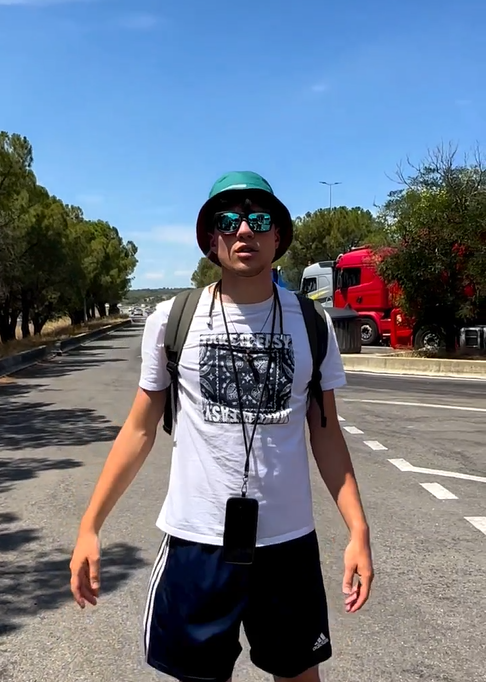 Em sua bio no Instagram, Santini se descreve sucintamente como um cristão que pretende tornar-se padre. 