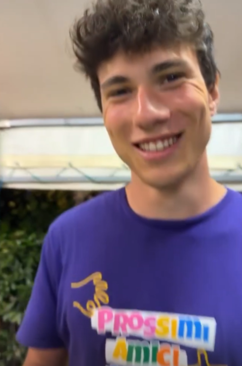 Meses antes, Santini havia feito uma postagem em que dizia ter “redescoberto a igreja”. “Pensei que ela tinha morrido e se tornado (ou sempre foi) hipócrita”, afirmou, antes de dizer ter encontrado a “igreja que, na verdade, nasce de Deus”. 