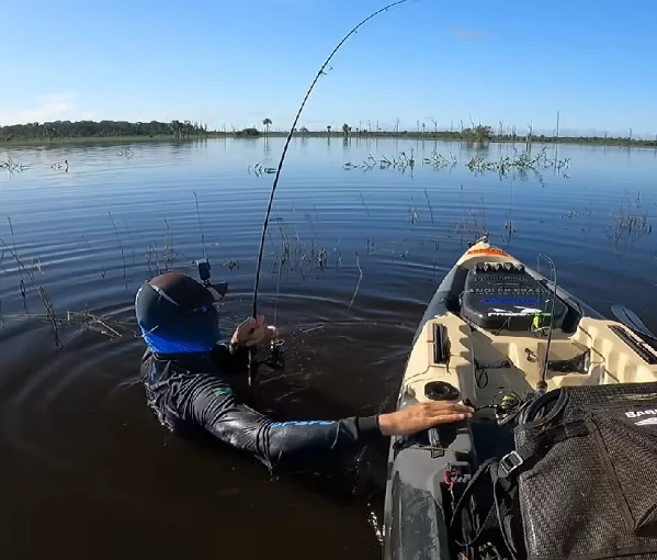 Ele estava sozinho, num barco pequeno. As imagens foram gravadas em um rio da Amazônia, em Rondônia. Segundo Baca, essa foi a “maior batalha de sua vida”.