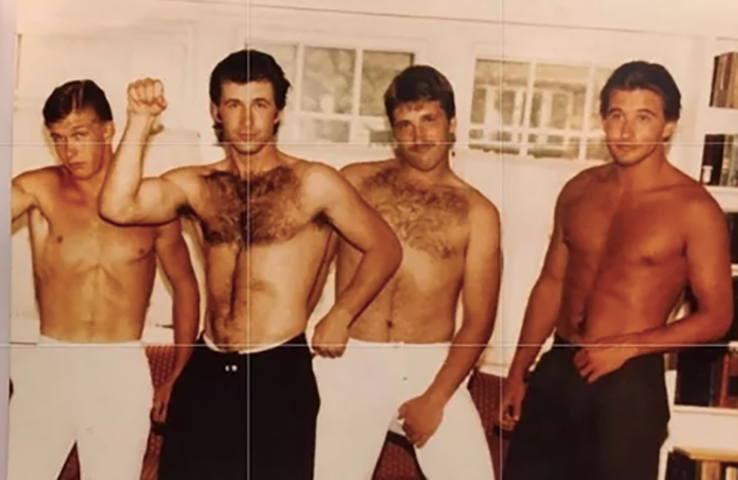 Alec postou na rede social uma foto que mostra os quatro, mais jovens, sem camisa e fazendo pose. 