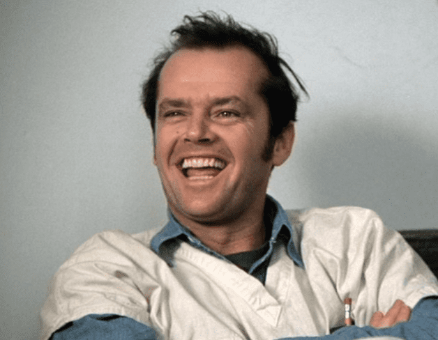 A primeira vitória no Oscar, no entanto, só vem em 1976, por Um Estranho no Ninho (1975), no qual Nicholson interpreta o icônico Randle McMurphy, um rebelde internado em um hospital psiquiátrico.