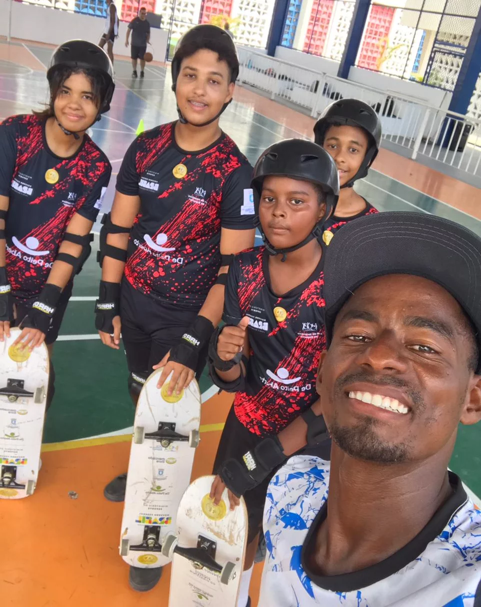 Outra história interessante da DPA é a do professor Romário de Jesus. Ex-catador de latinhas que vive na cidade de Lauro de Freitas, na Grande Salvador, ele hoje transforma a vida de crianças e adolescentes no município através de aula de skate. 