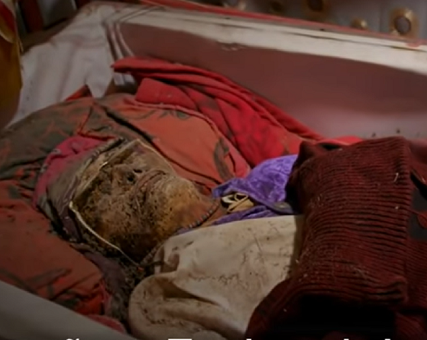 Após desenterrar os falecidos, é comum as pessoas oferecerem presentes a seus entes queridos que já se foram, como comidas e bebidas que eles apreciavam. 