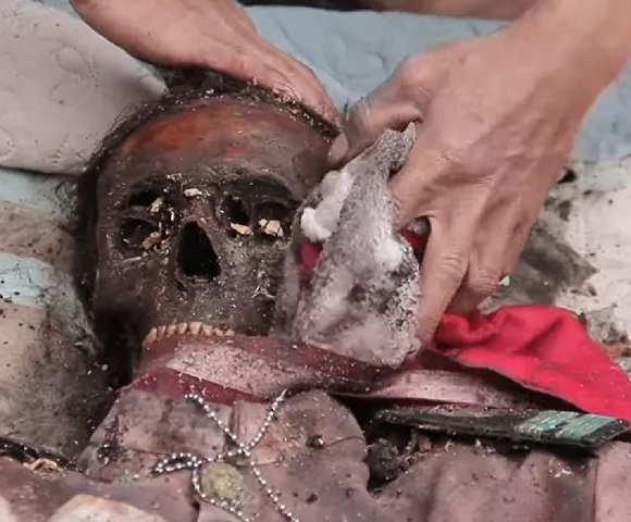 Cenas semelhantes a essas são realizadas a cada dois ou três anos por inúmeras famílias pertencentes ao grupo étnico dos toraja.