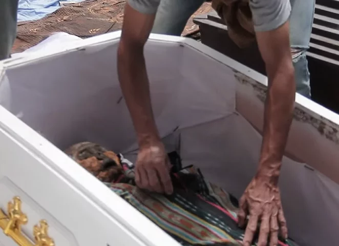 Não é uma exumação como a que ocorre em países como o Brasil. Cada pessoa falecida tem suas roupas trocadas com cuidado por seus familiares, e o túmulo passa por uma minuciosa limpeza.