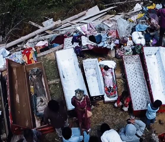 Os restos mortais ficam à vista de todos e, de repente, são retirados dos caixões de madeira.