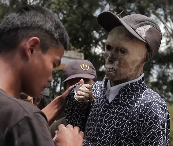 Para a comunidade, é uma espécie de reencontro com seus entes queridos. Ao fim da cerimônia, os mortos são colocados de volta em seus túmulos.